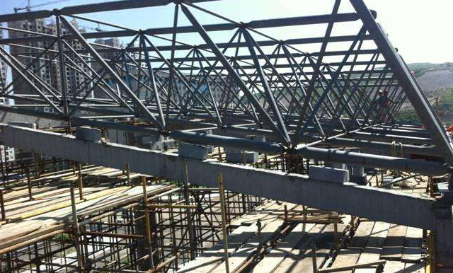 安徽简述网架公司的黑色压型钢板的吊装步履